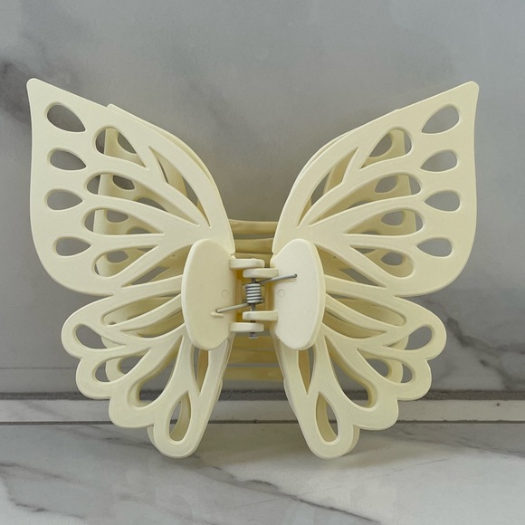 Butterfly hair clip, it is 12cm high and 14cm width - Picture 1 of 4